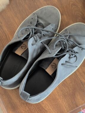 Ecco Men's Gray Suede Low-Top Sneakers